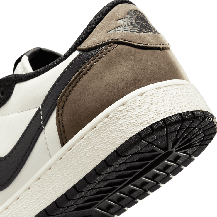 Air Jordan 1 Retro Low OG Mocha (GS) Angle 5